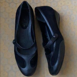 EASY SPIRIT LOW WEDGE PUMPS